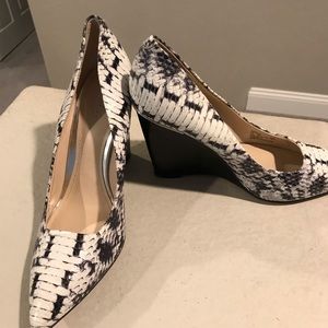 Coach shoes size 8.5 black and white sneak design